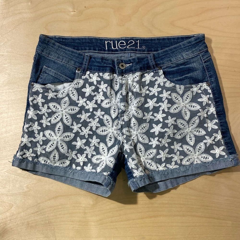 Rue21 Women's Denim Floral Shorts - Blue and White size 13/14 R (LY)